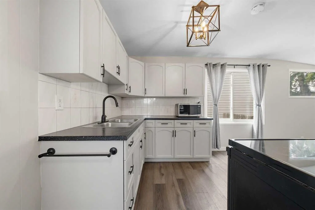 3807 1 Street NE, Calgary — photo 4 of 37