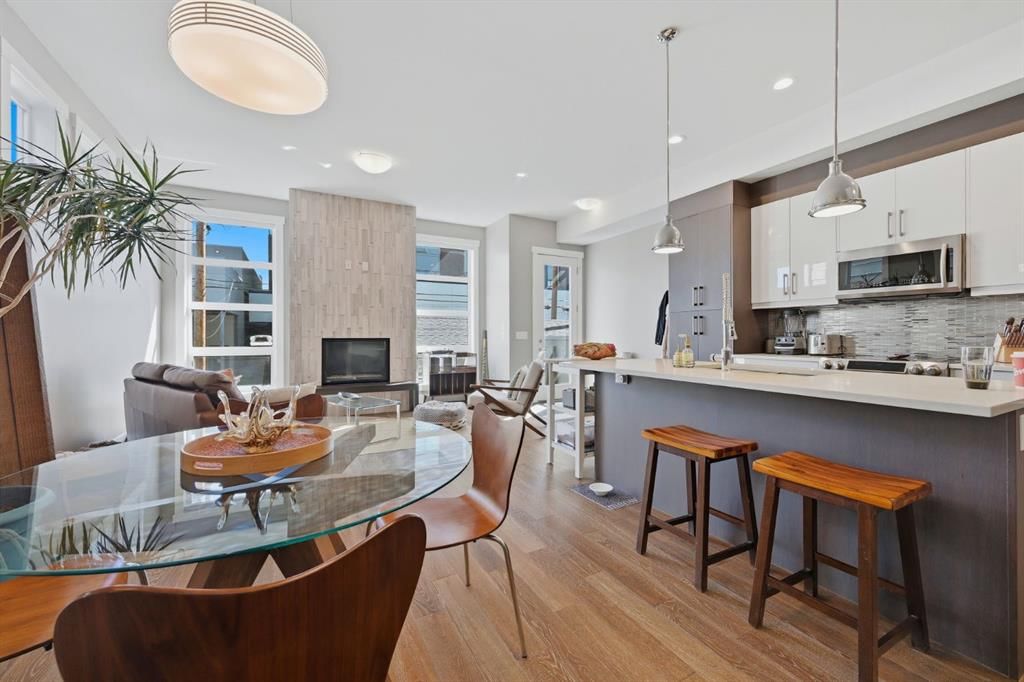 2, 4620 17 Avenue NW, Calgary — main listing photo
