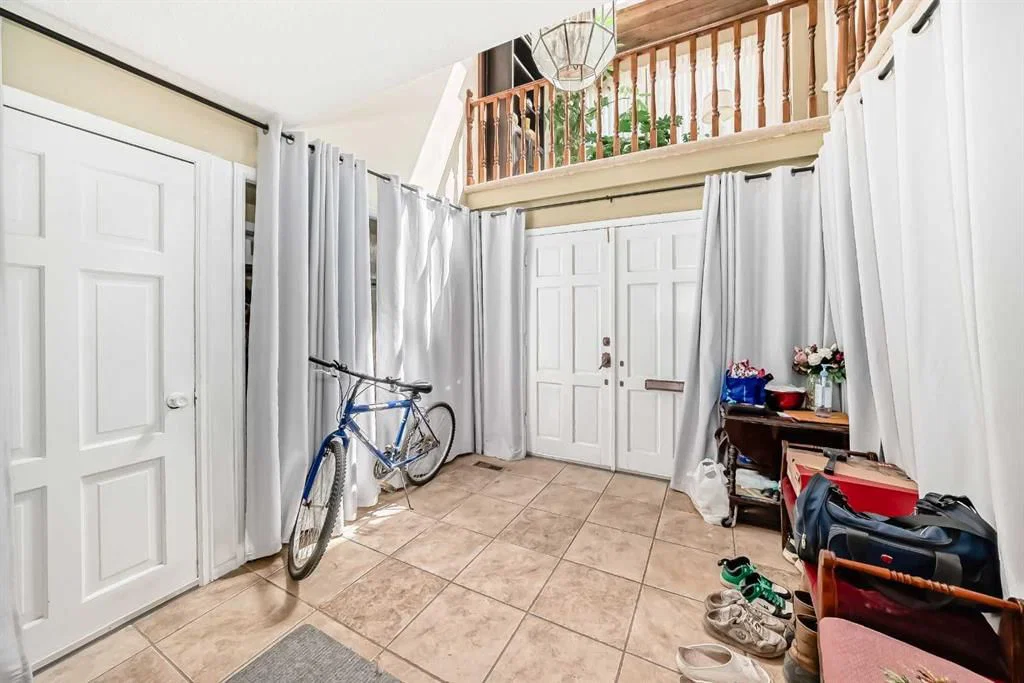 156 Edgehill Close NW, Calgary — photo 4 of 50