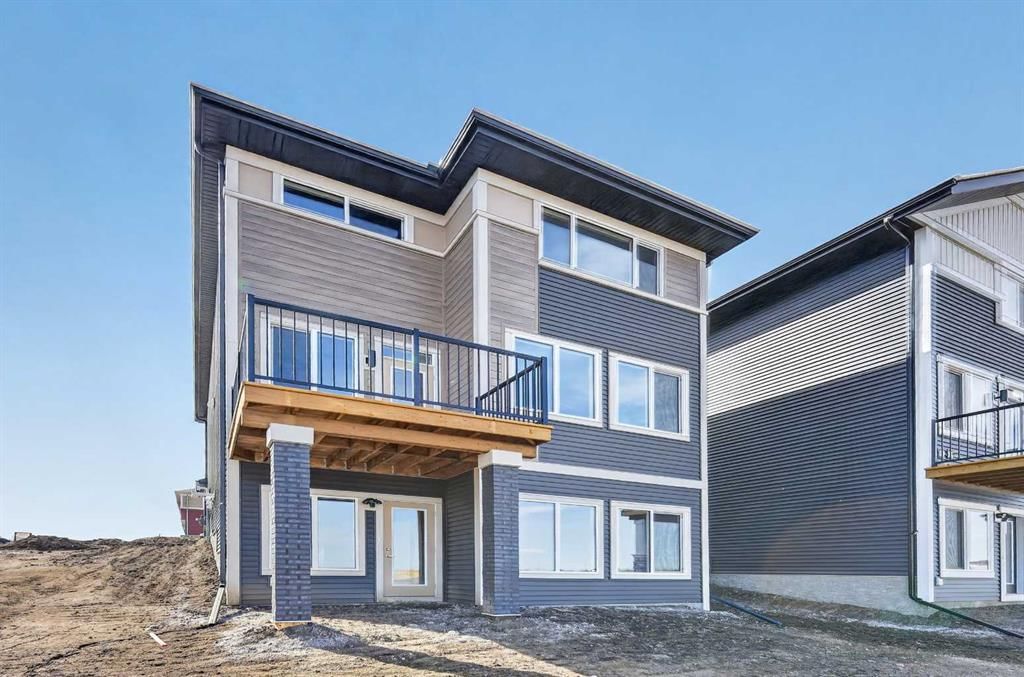 211 Corner Glen Crescent NE, Calgary — photo 2 of 18
