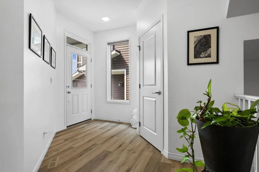 58 Crestbrook Drive SW, Calgary — photo 3 of 47