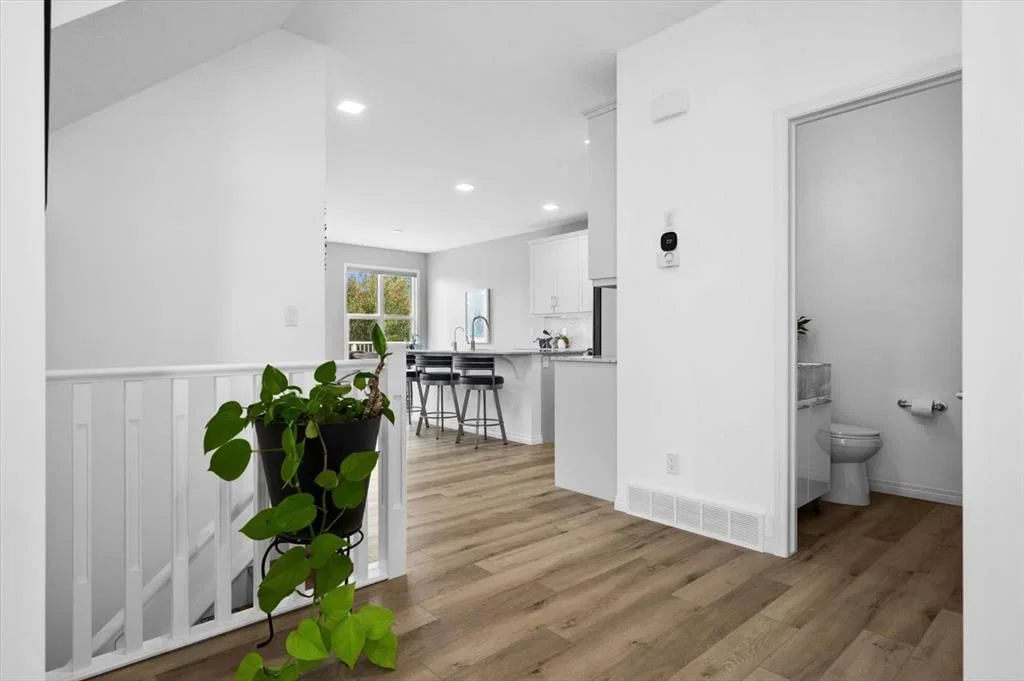 58 Crestbrook Drive SW, Calgary — photo 4 of 47