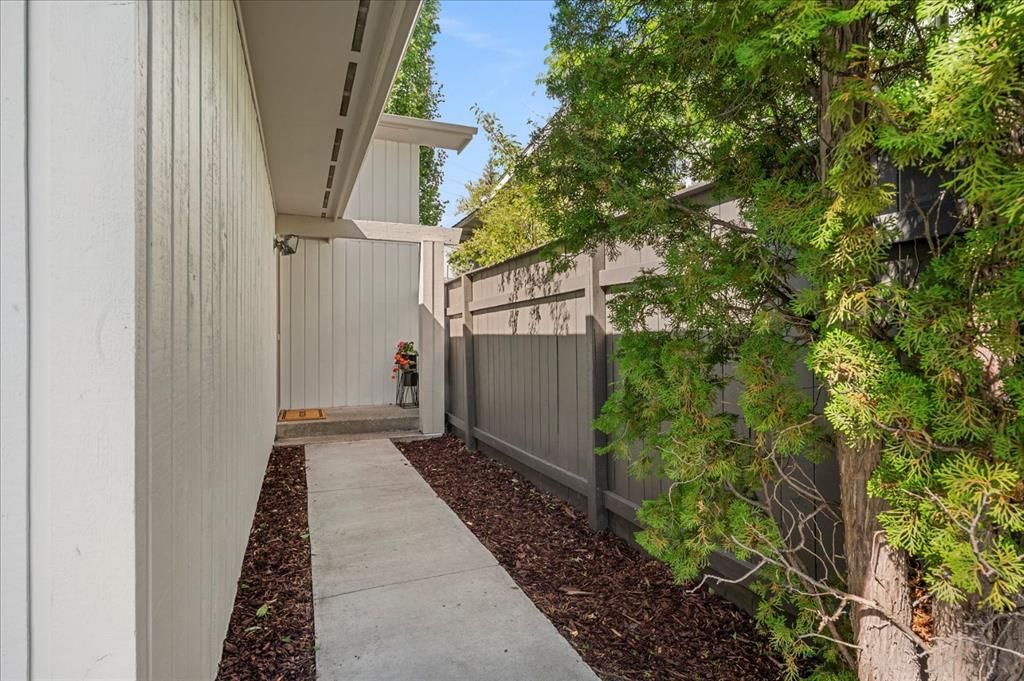 24 Midglen Drive SE, Calgary — photo 3 of 41