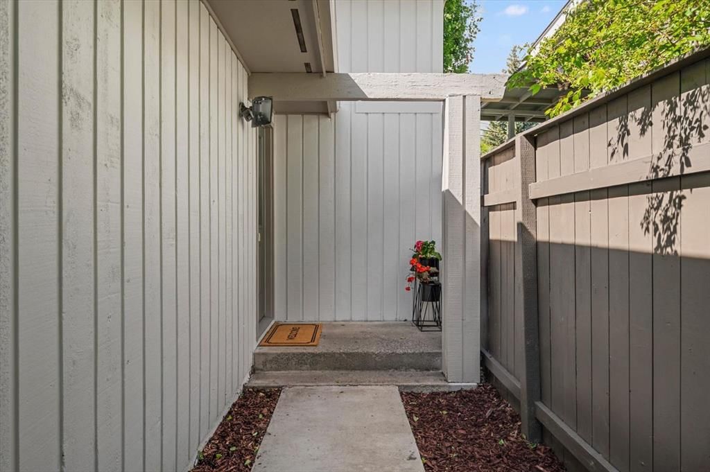 24 Midglen Drive SE, Calgary — photo 4 of 41
