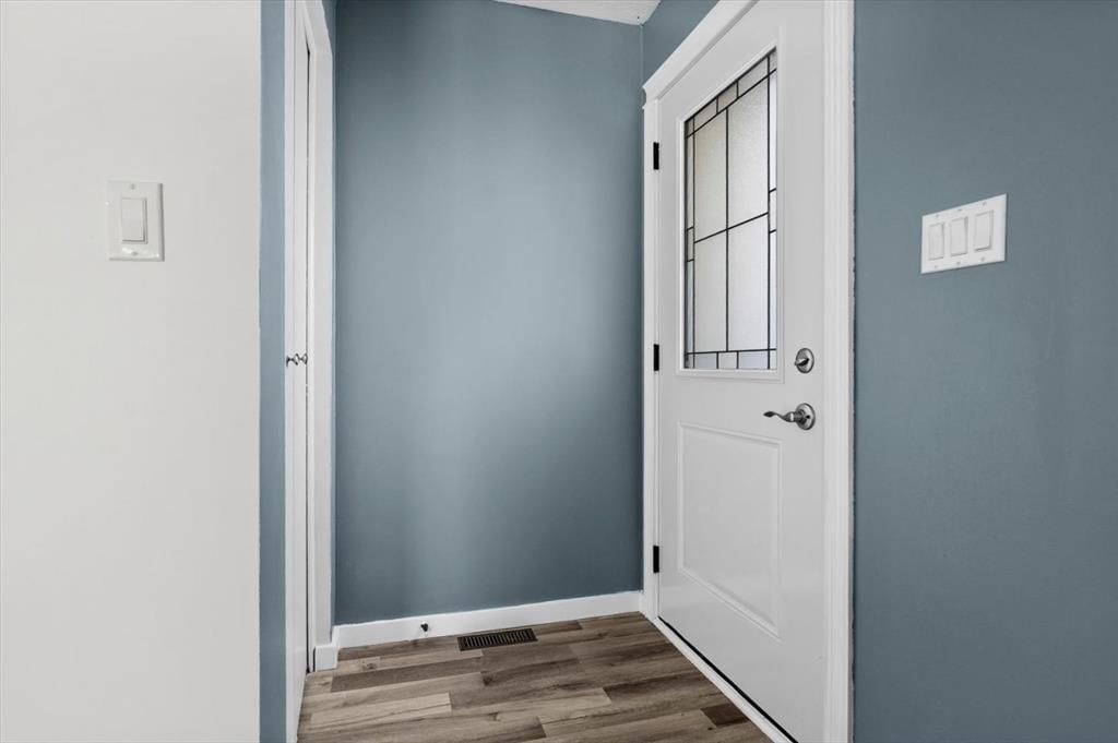 24 Midglen Drive SE, Calgary — photo 5 of 41