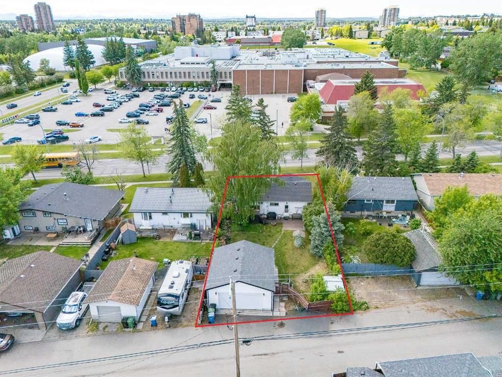 9020 Fairmount Drive SE, Calgary — photo 4 of 40