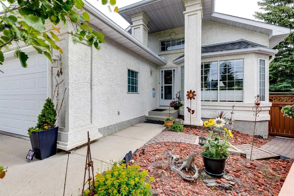 44 Valley Meadow Close NW, Calgary — photo 2 of 46