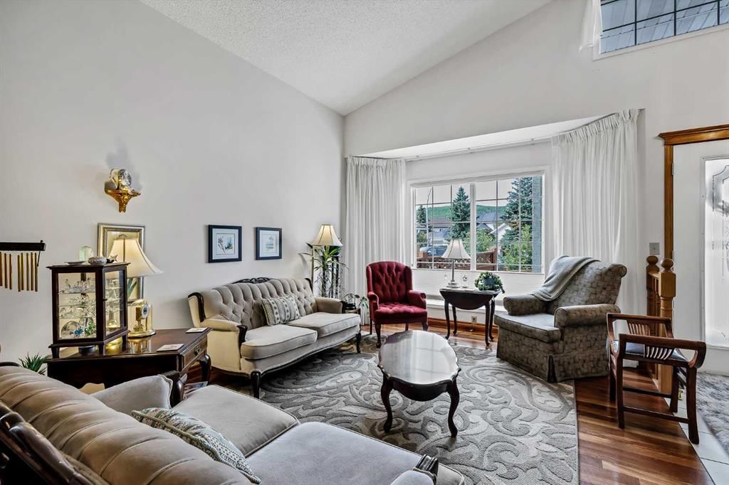 44 Valley Meadow Close NW, Calgary — photo 4 of 46