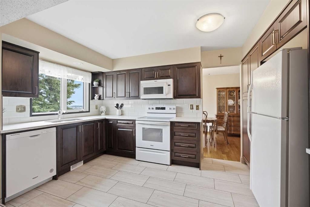 228 Norfolk Road NW, Calgary — photo 3 of 50