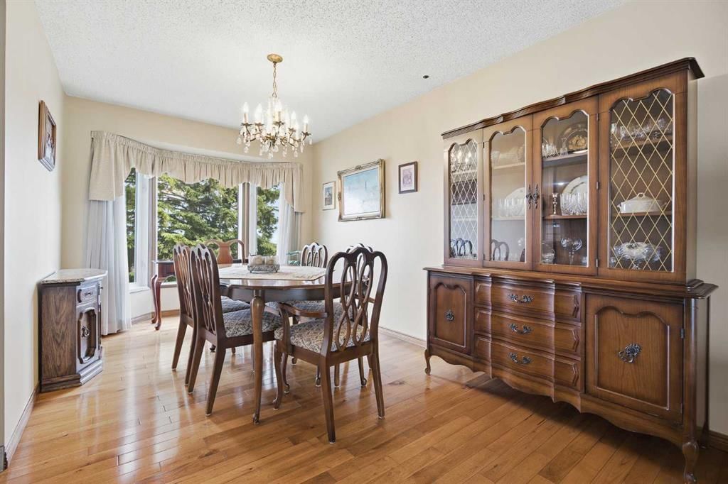 228 Norfolk Road NW, Calgary — photo 4 of 50
