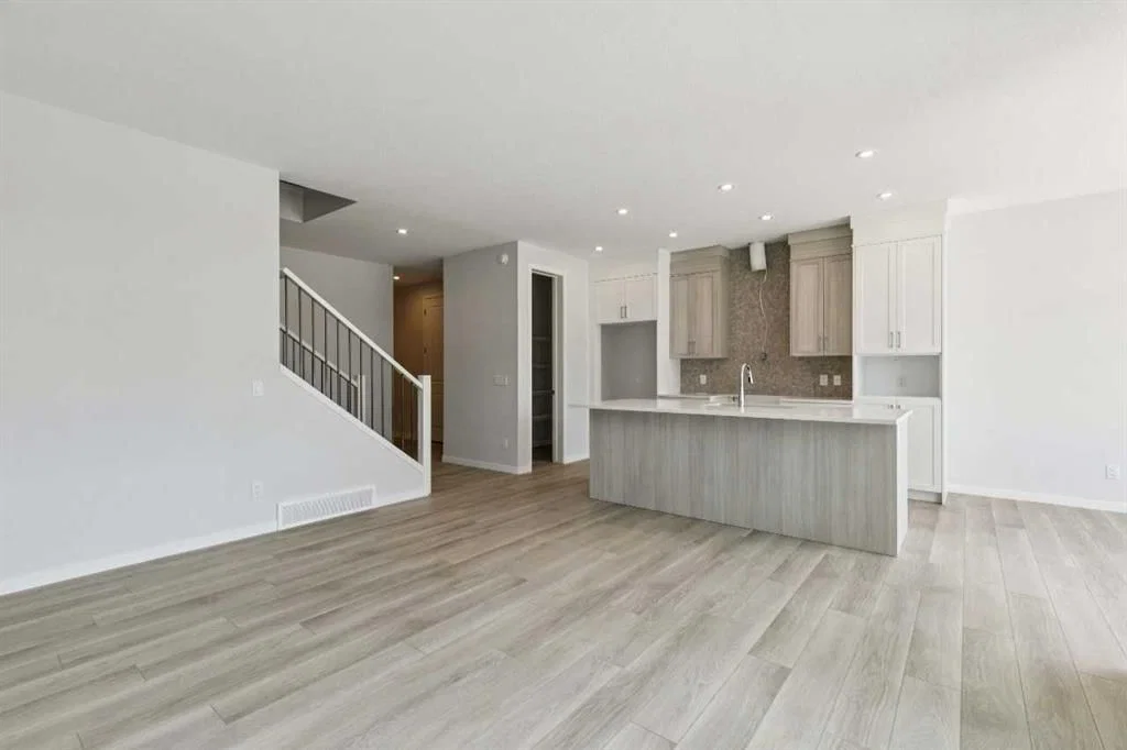 41 Belmont Row SW, Calgary — photo 4 of 22