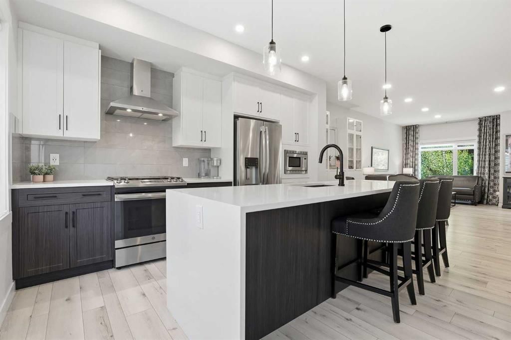 808 Greenbriar Common NW, Calgary — photo 3 of 50