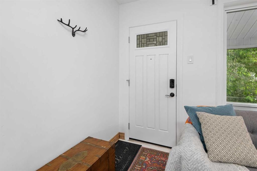 2521 16A Street NW, Calgary — photo 5 of 40