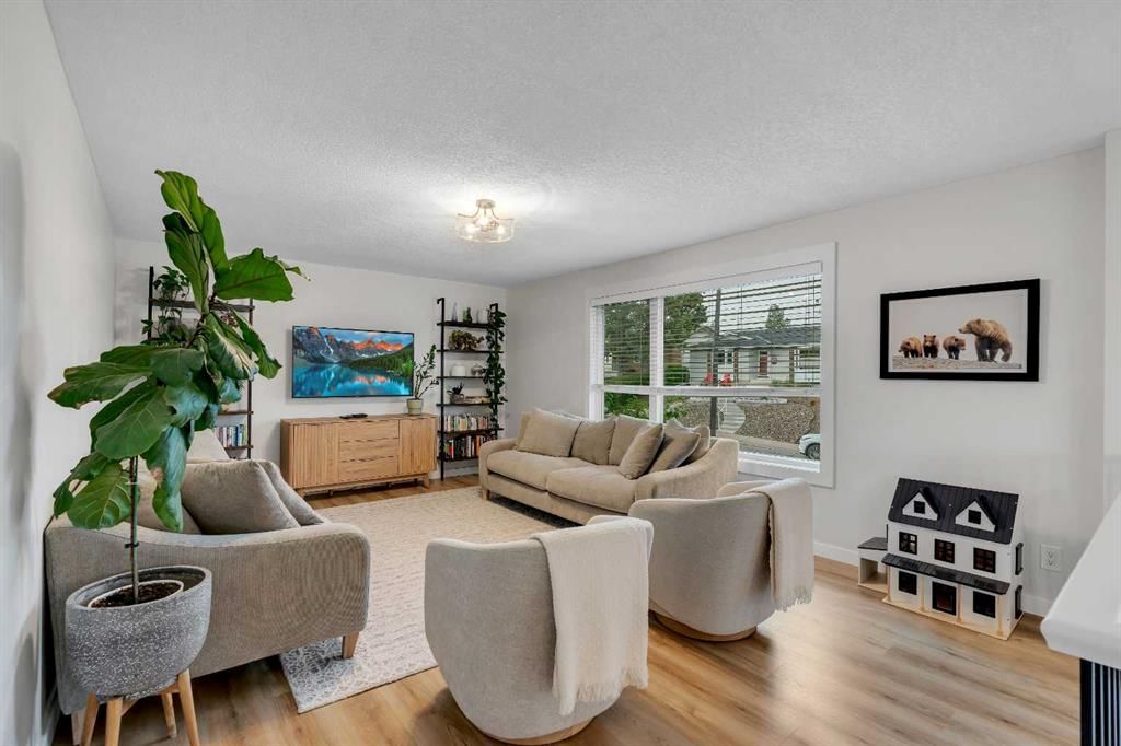 6256 Silver Springs Hill NW, Calgary — photo 3 of 45