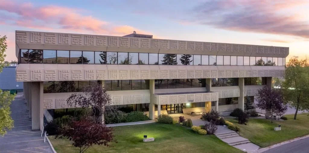 3016 5 Avenue NE, Calgary — main listing photo