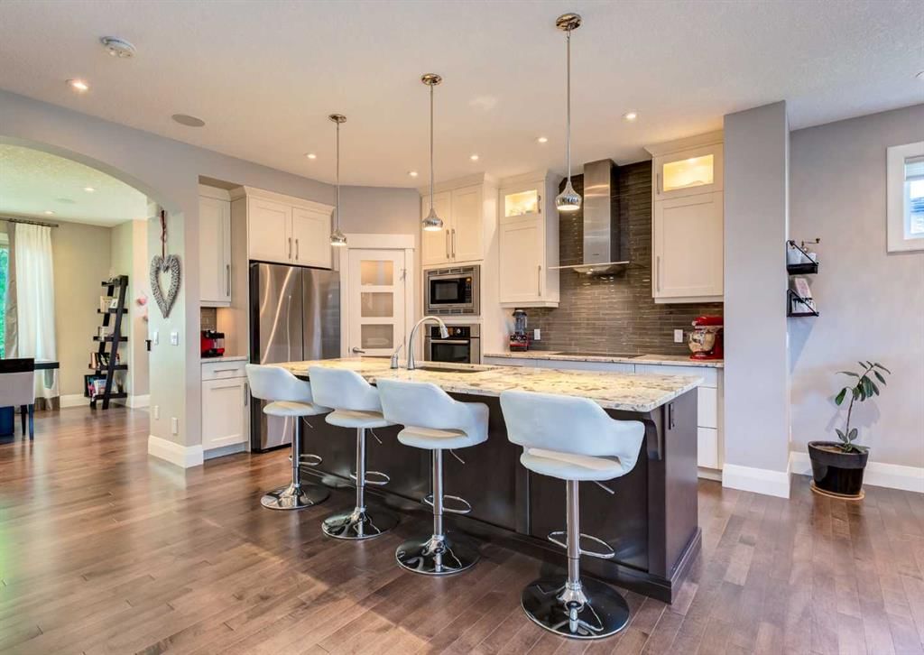 2039 45 Avenue SW, Calgary — photo 2 of 47
