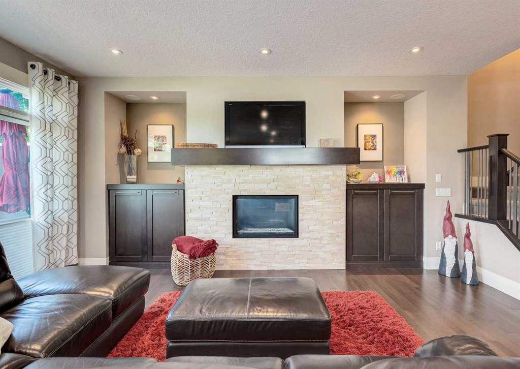 2039 45 Avenue SW, Calgary — photo 3 of 47