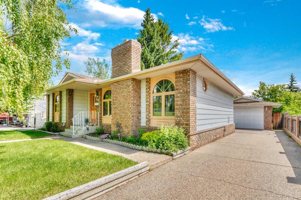 808 Canterbury Drive SW, Calgary — photo 2 of 46