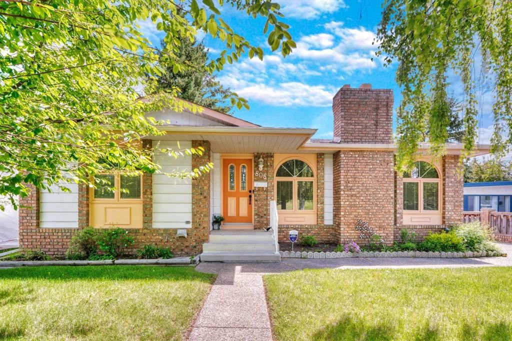 808 Canterbury Drive SW, Calgary — photo 3 of 46