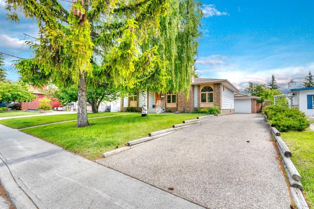 808 Canterbury Drive SW, Calgary — photo 4 of 46