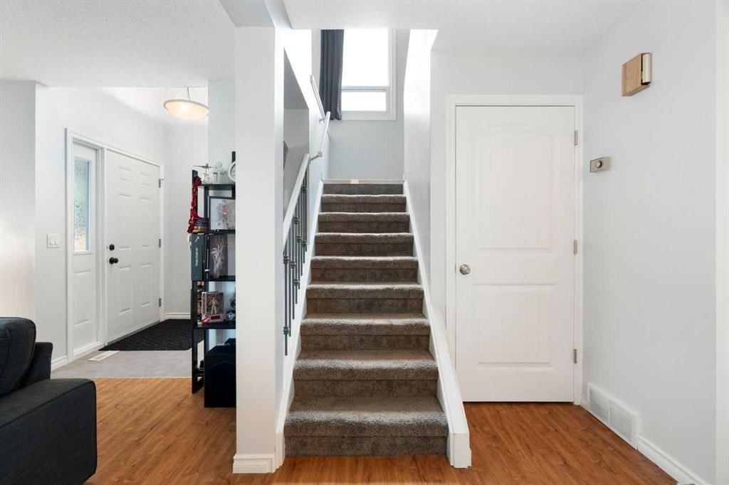 259 Woodside Circle SW, Calgary — photo 5 of 47