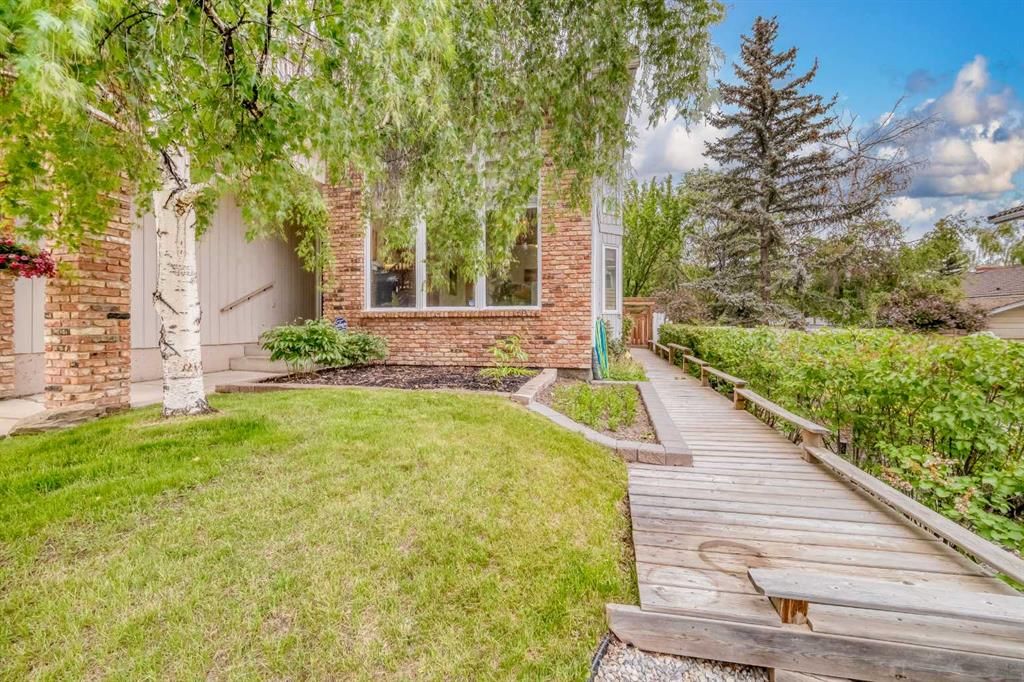 107 Edgehill Court NW, Calgary — photo 2 of 46