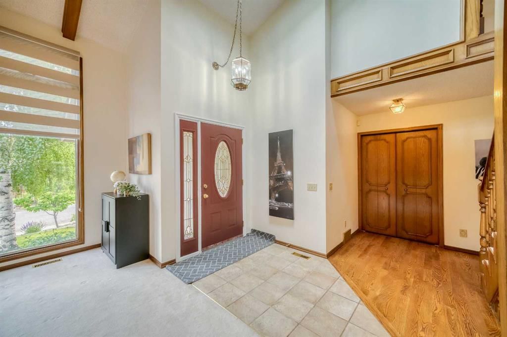 107 Edgehill Court NW, Calgary — photo 4 of 46