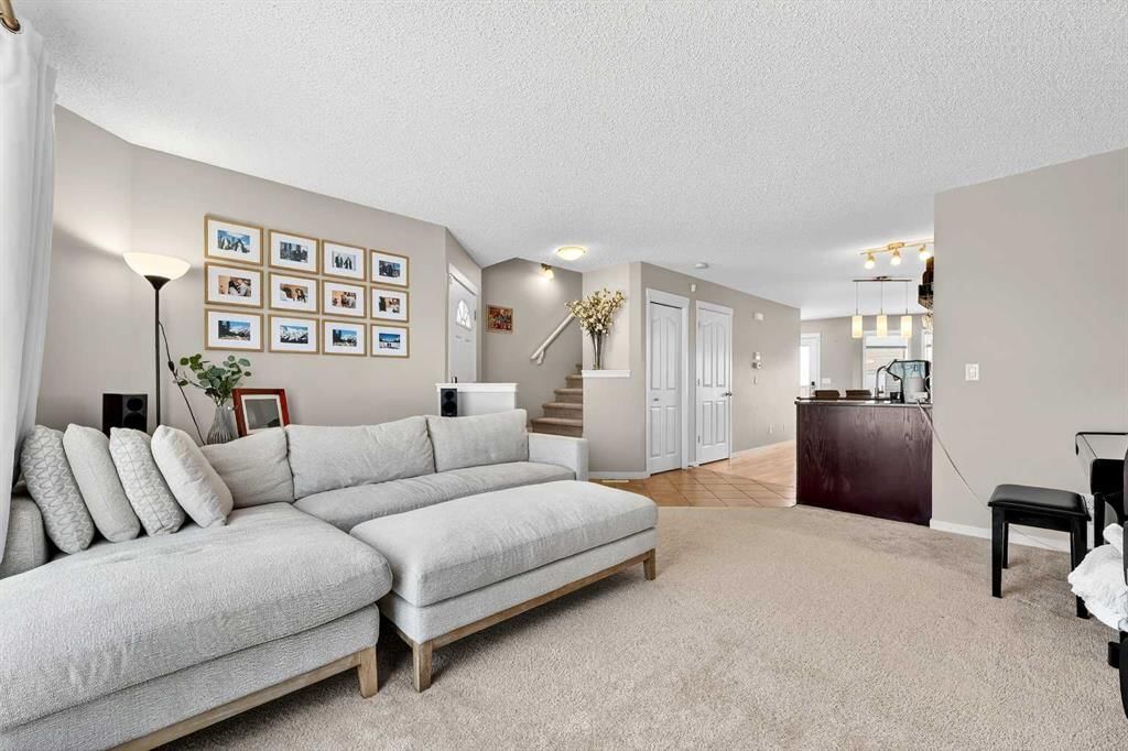 336 Cranberry Circle SE, Calgary — photo 5 of 31