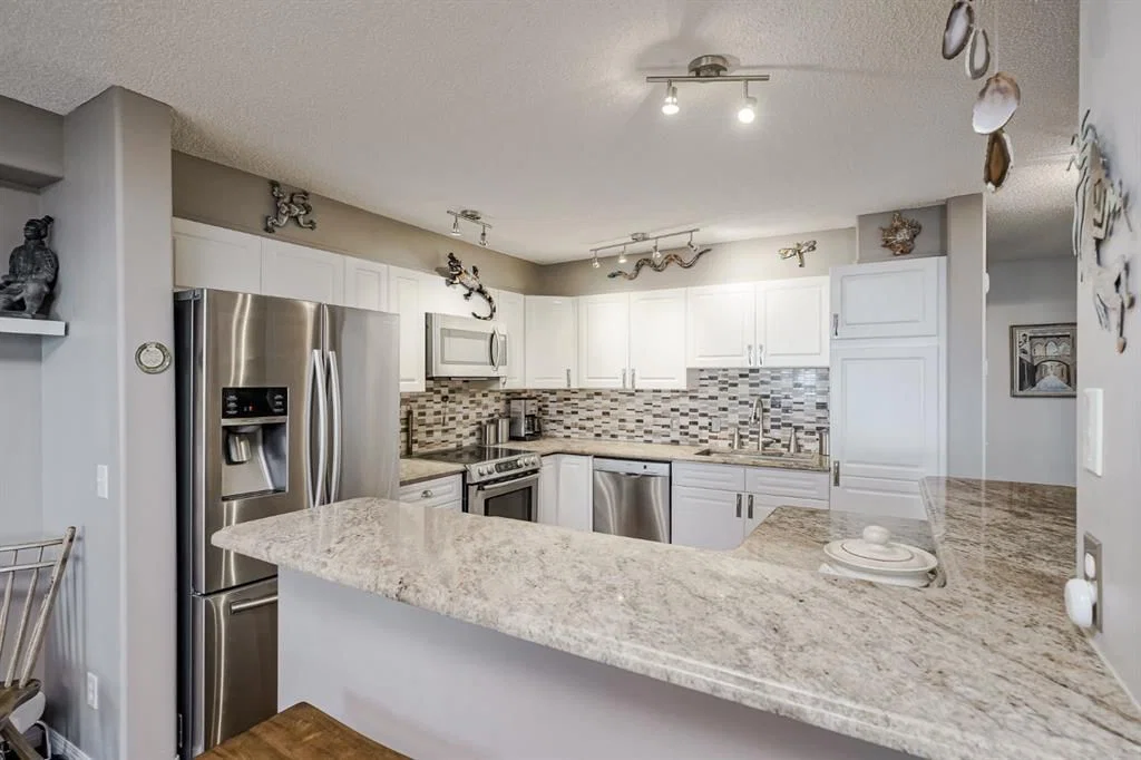 25, 200 Sandstone Drive NW, Calgary — photo 2 of 38