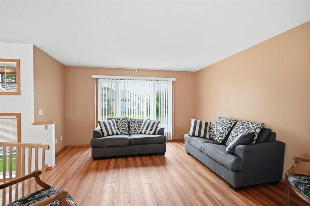 324 Mt Aberdeen Close SE, Calgary — photo 3 of 28