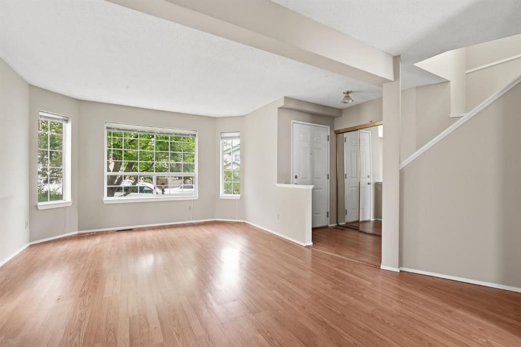 298 Costa Mesa Close NE, Calgary — photo 5 of 39