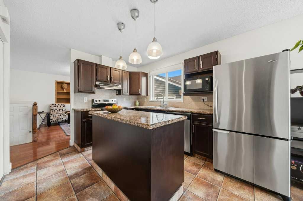 112 Cedargrove Way SW, Calgary — photo 4 of 41