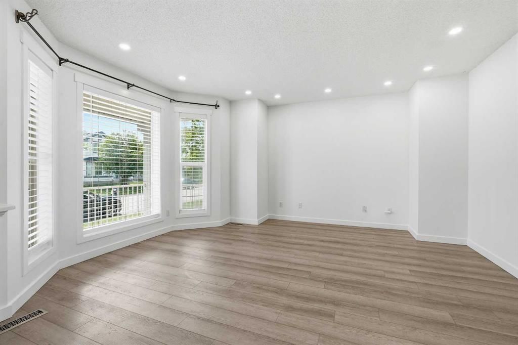 5 Coville Bay NE, Calgary — photo 3 of 27