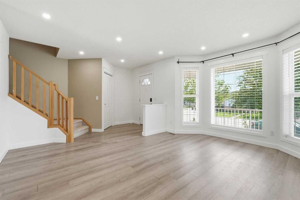 5 Coville Bay NE, Calgary — photo 5 of 27