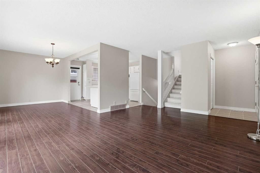 471 Berkley Crescent NW, Calgary — photo 5 of 50