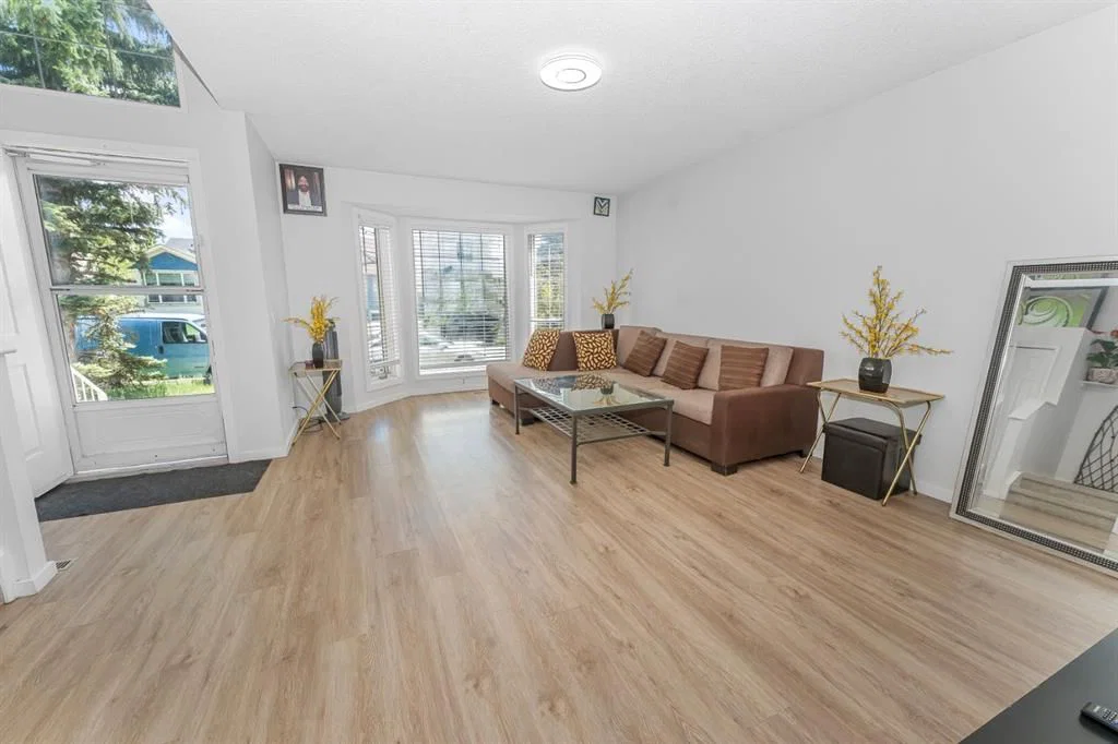 369 Martinwood Place NE, Calgary — photo 2 of 26