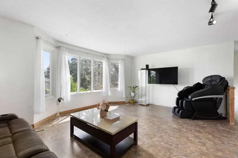 1016 Hunterdale Place NW, Calgary — main listing photo