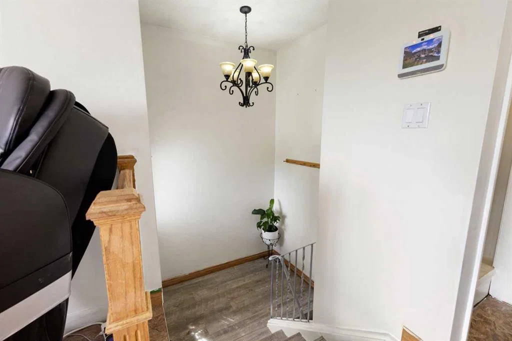 1016 Hunterdale Place NW, Calgary — photo 3 of 46