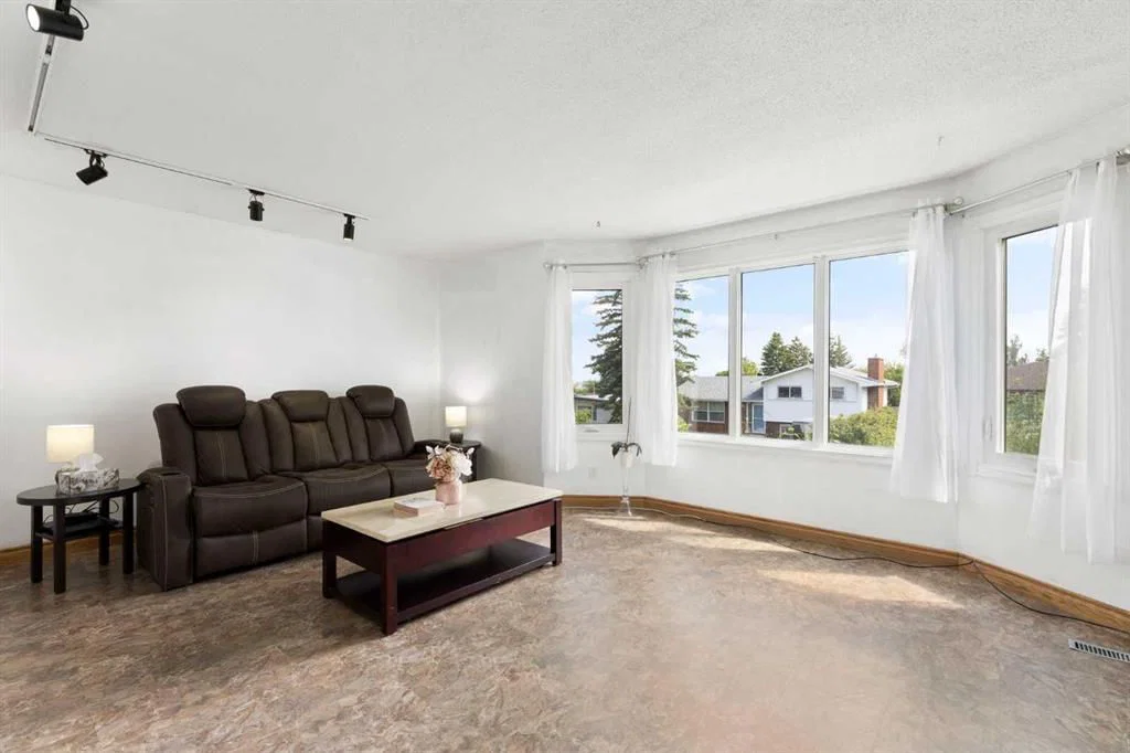 1016 Hunterdale Place NW, Calgary — photo 4 of 46