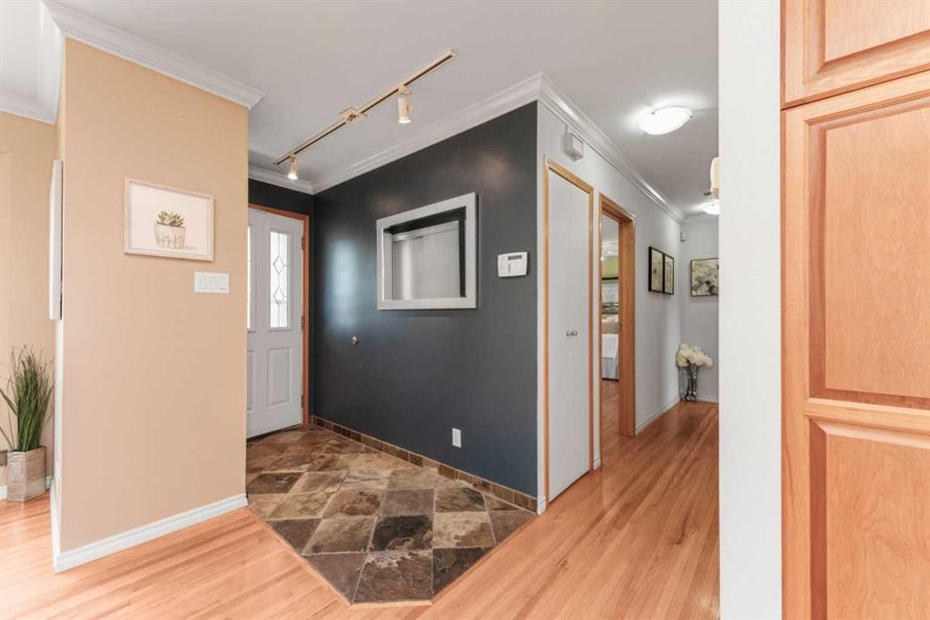 423 Spyhill Road NW, Calgary — photo 2 of 33