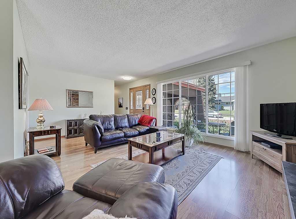 728 Parkvalley Road SE, Calgary — photo 4 of 33