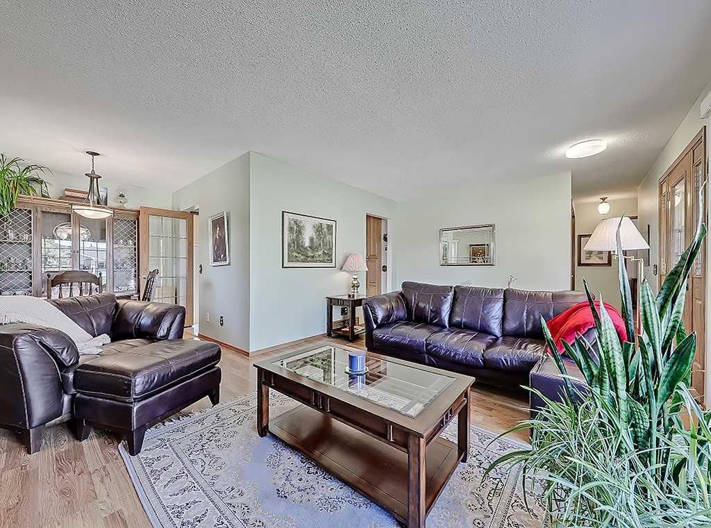 728 Parkvalley Road SE, Calgary — photo 5 of 33