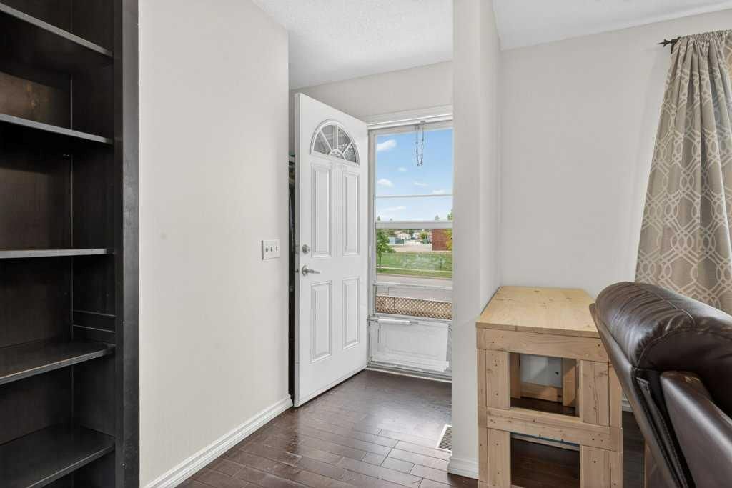 1308 Pensacola Way SE, Calgary — photo 3 of 50