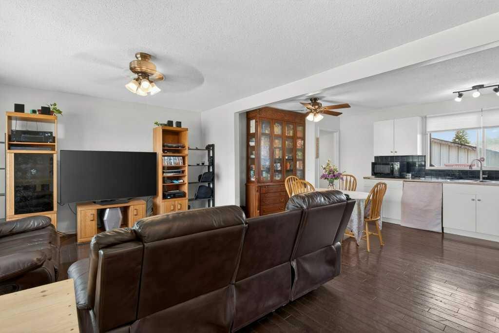 1308 Pensacola Way SE, Calgary — photo 4 of 50