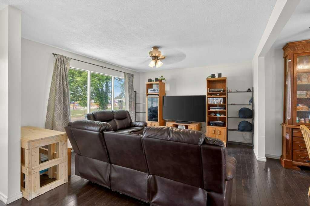 1308 Pensacola Way SE, Calgary — photo 5 of 50