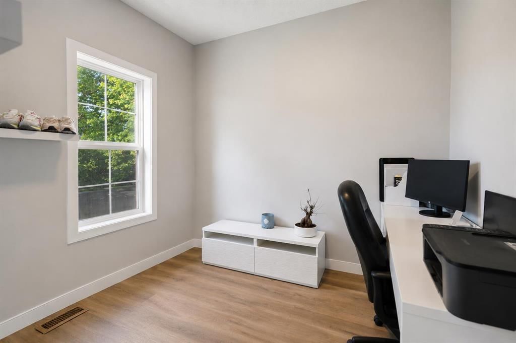 4478 Elgin Avenue SE, Calgary — photo 5 of 21