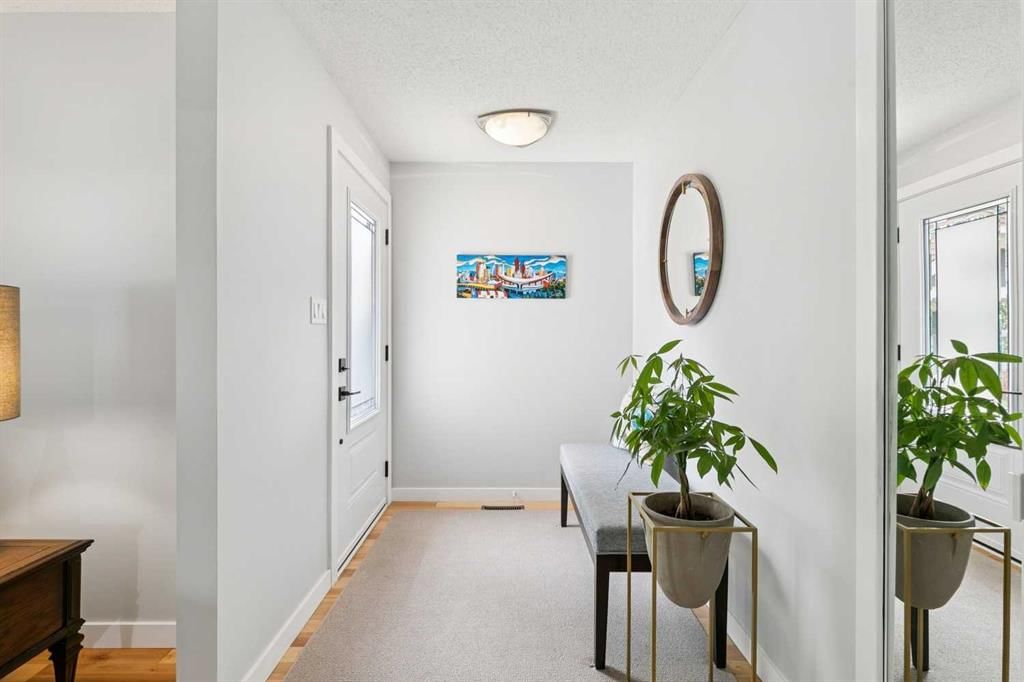 51 Woodbrook Green SW, Calgary — photo 5 of 37