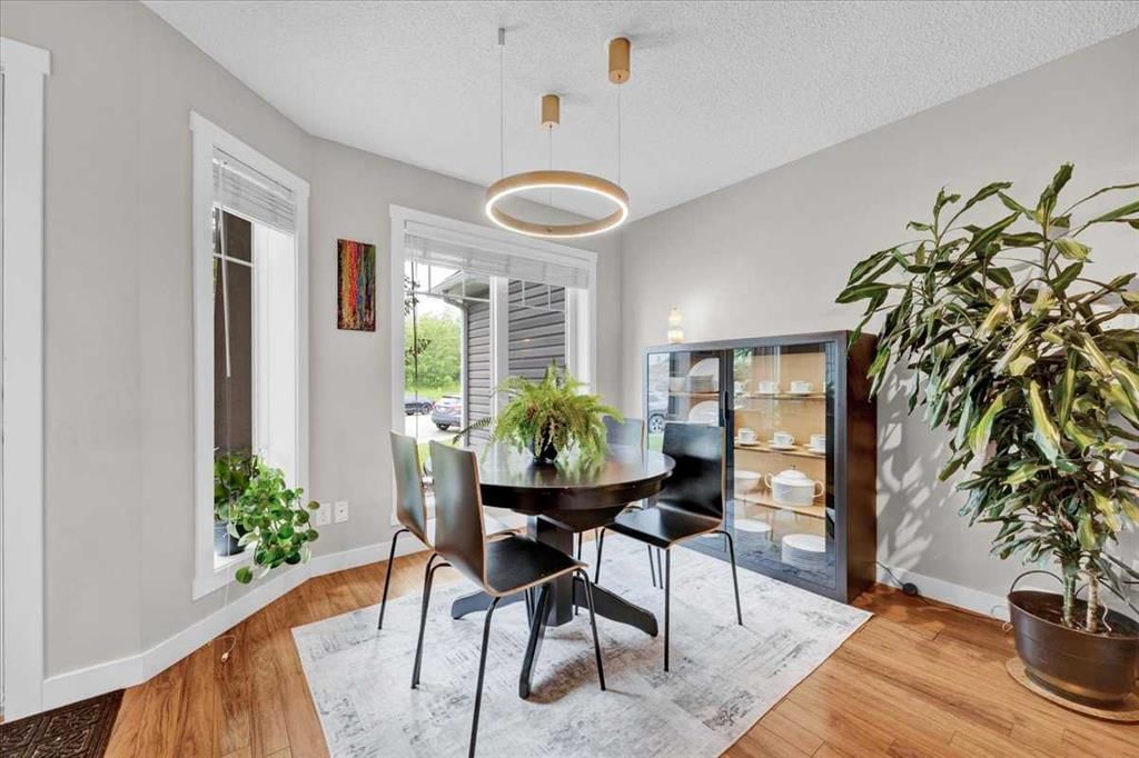 1562 93 Street SW, Calgary — photo 2 of 47