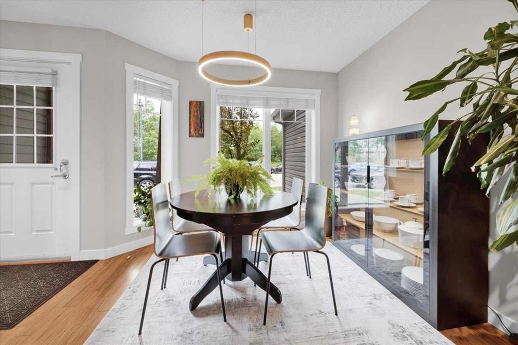 1562 93 Street SW, Calgary — photo 4 of 47