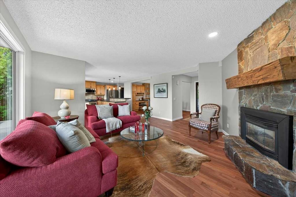 127 Pump Hill Crescent SW, Calgary — photo 4 of 43